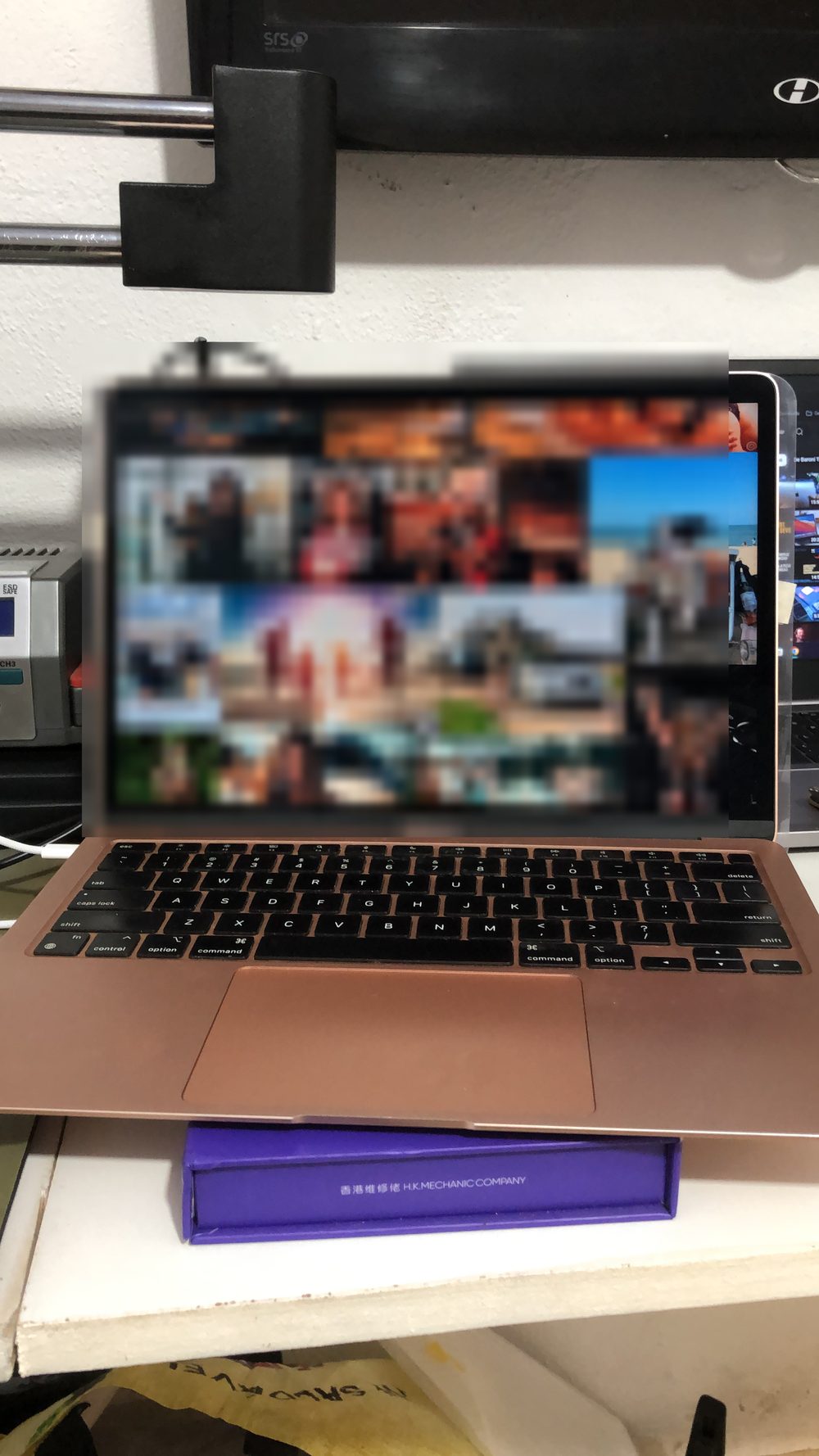 MacBook Air com a tela trocada, ligado e funcionando